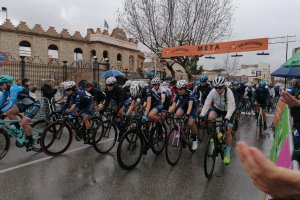  Cent deu dones ciclistes desafien a la pluja per a completar la Volta Fmines dOndara 2022 i reivindicar el Dia de la Dona