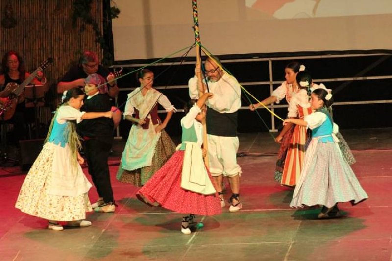 Danzas folclricas en Dnia 