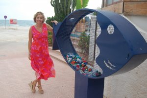El Ayuntamiento de Els Poblets instala peces de reciclaje en la zona de la playa de l'Almadrava
