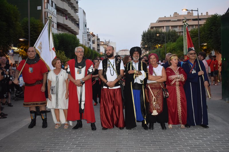 Estalla la fiesta: los Moros i Cristians toman las calles de Dnia con el desembarco, los desfiles y la batalla