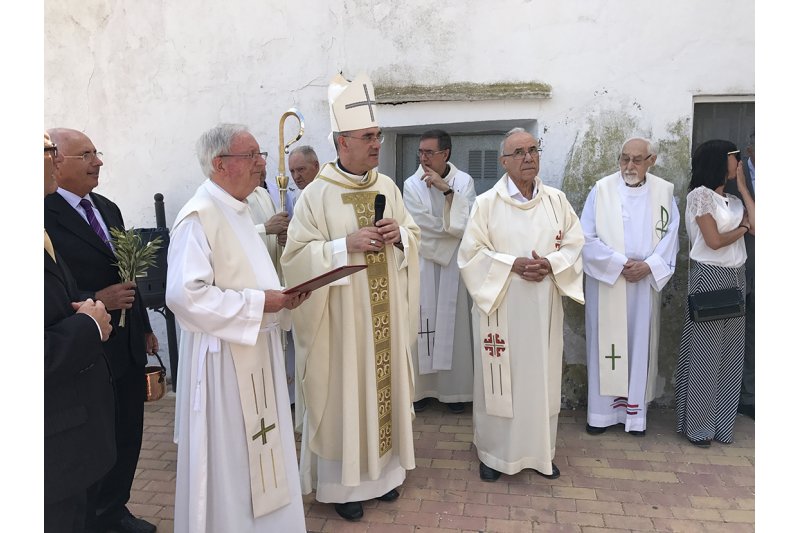 El obispo auxiliar de Valencia bendice la cpula de la iglesia restaurada de Benitatxell