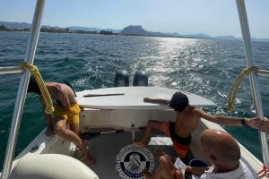 La Polica Local de Dnia rescata a dos jvenes que iban a la deriva en una tabla de windsurf 