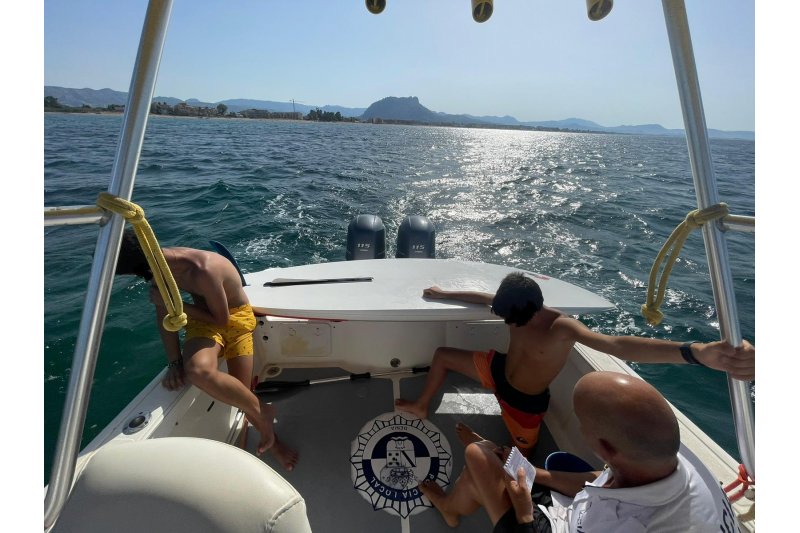 La Polica Local de Dnia rescata a dos jvenes que iban a la deriva en una tabla de windsurf 