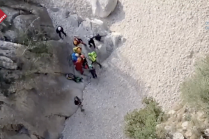 Rescate un senderista en helicptero en el Barranc de lInfern de Laguar