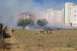  Los bomberos controlan un incendio en un descampado de Dnia
