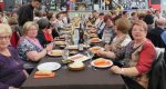 La gent major i amics de treball dediquen una festa dhomenatge a la tcnic dEsports de Pedreguer Maria Ivars amb motiu de la seua jubilaci