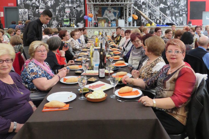 La gent major i amics de treball dediquen una festa dhomenatge a la tcnic dEsports de Pedreguer Maria Ivars amb motiu de la seua jubilaci