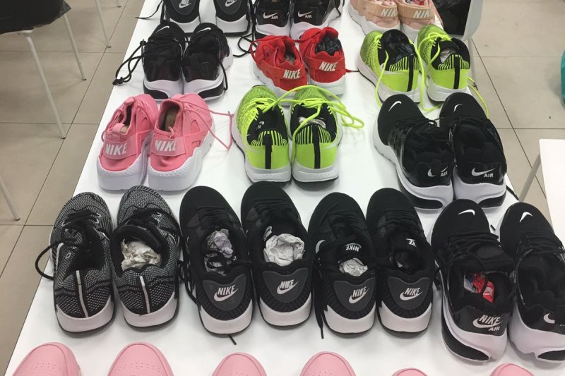 La Polica de Xbia requisa falsificaciones de zapatillas y bolsos en el paseo del Arenal