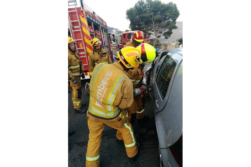 Los bomberos rescatan a una mujer atrapada en su vehculo en la N332 a la altura de Calp