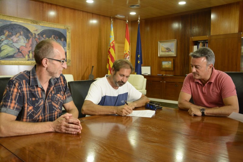 El Ayuntamiento de Xbia renueva el acuerdo para el uso de la piscina de Benitatxell y ayudas para clubes deportivos