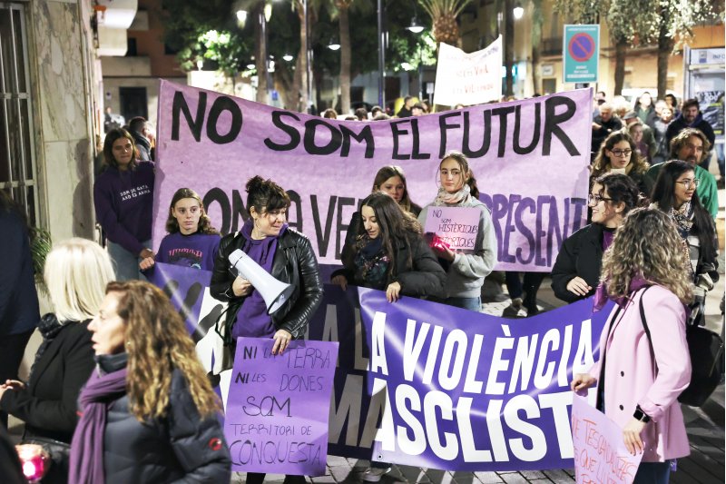 Vora 300 persones es manifesten a Gata en la primera convocatria comarcal contra la violncia de gnere