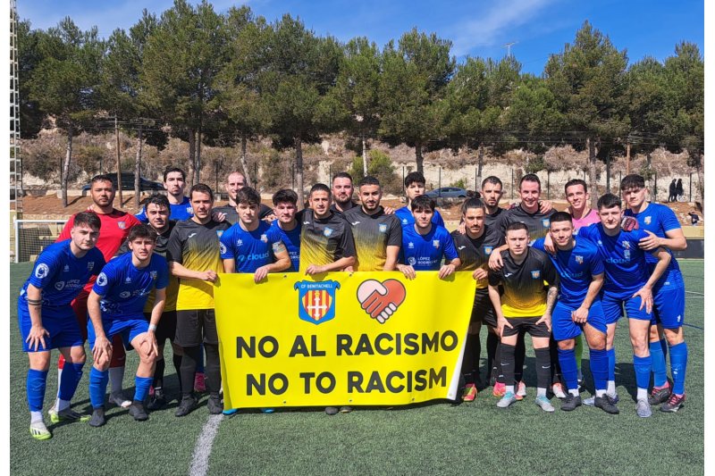 Tercera FFCV: El Benitatxell vence al Mutxamel 4-3 en un partido loco que clama contra el racismo