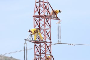 Una estampa casi inslita para un domingo de rastro en Pedreguer: mantenimiento de las torres de alta tensin