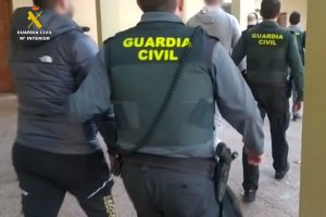 La Gurdia Civil det als autors de diversos robatoris amb violncia i intimidaci en zones d'oci de Xbia