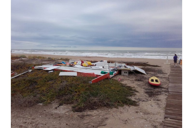 El Ayuntamiento de Dnia empieza a reparar los desperfectos del temporal en las playas
