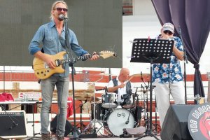 La AECC de Ondara recauda 1.500 euros con la actuacin de The Bloosters Band en la plaza de toros