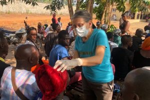 L'ONG Visi sense fronteres operar de cataractes a Sierra Leona