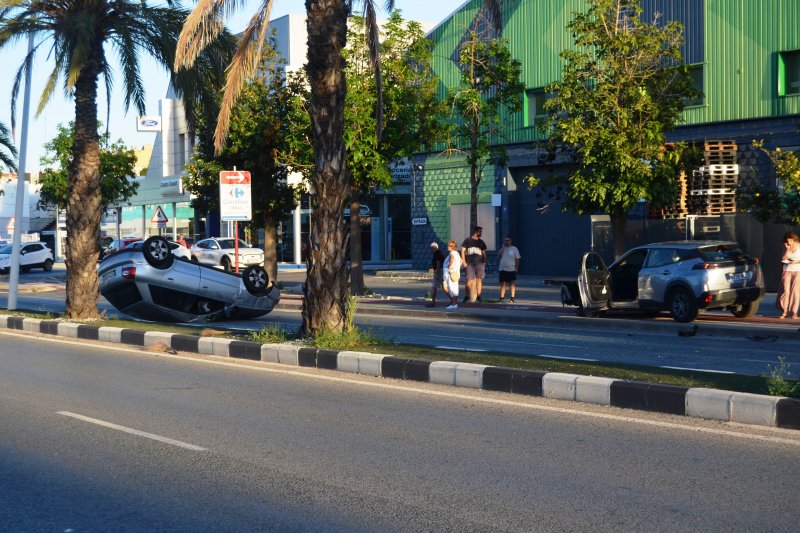 Un coche vuelca en la carretera Dnia-Ondara tras chocar contra otro vehculo