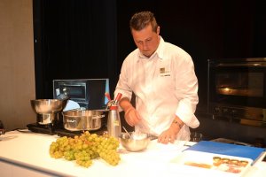 Dolia, VI Muestra de Enoturismo y Gastronoma: El chef Kike Moya elabora tres creaciones en directo con la uva moscatel como nexo de unin