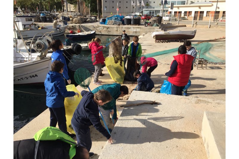 Alumnos del Port de Xbia recogen ms de 150 kilos de residuos arrojados en la costa