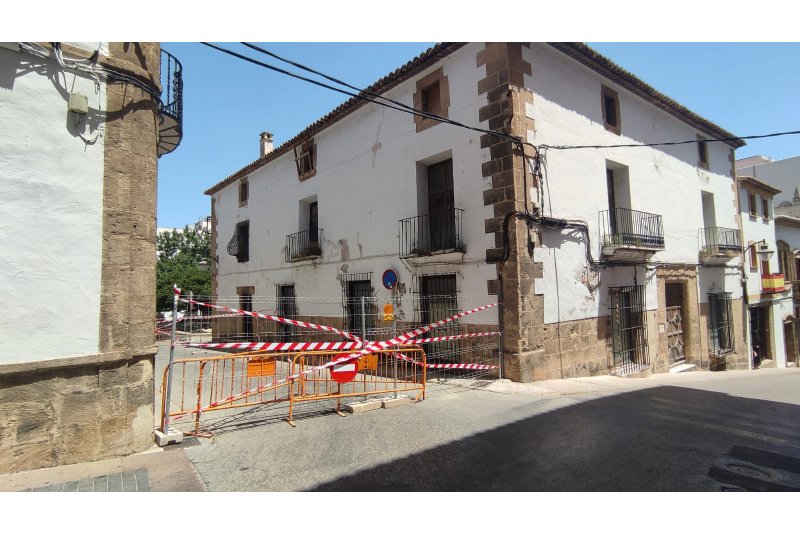 El riesgo de derrumbes en la Casa dels Xolbi de Xbia obliga a cerrar la calle lEscola