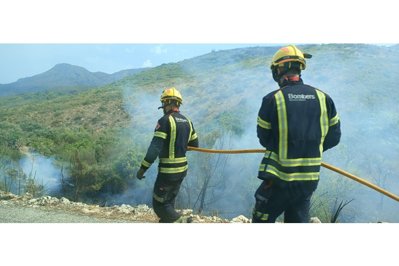 El consorcio de bomberos da por estabilizado el incendio de la Vall dEbo