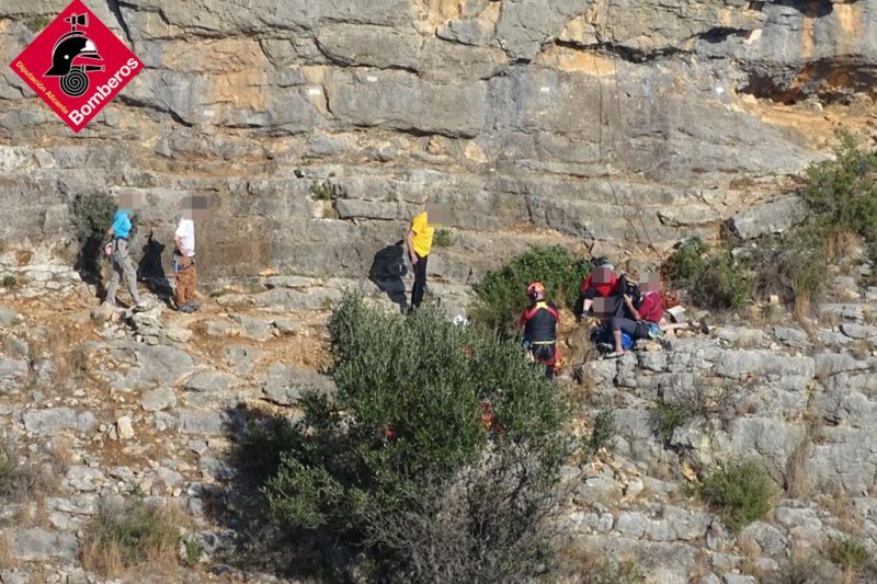 Los bomberos rescatan a un escalador de 80 aos en la zona de escalada de Murla