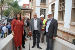 La visita a la nova biblioteca Carmen Alemany Bay esdev en un homenatge institucional de Pego a la seua figura
