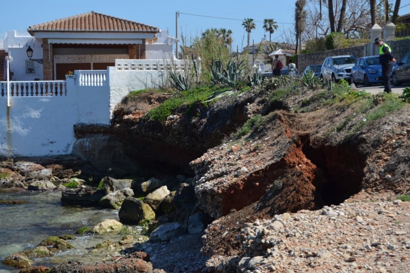 Ms de 50 toneladas de tierra se desploman en el litoral de Les Rotes 