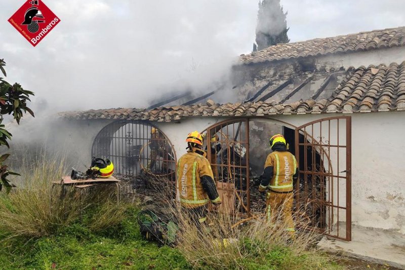 Incendio en una casa de Benissa donde se acumulaban neumticos 