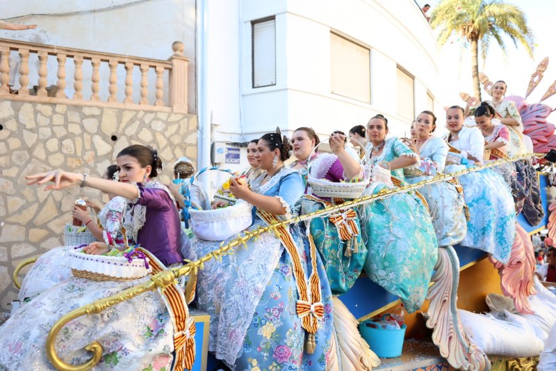 Ms duna vintena de carrosses desfilen en la primera jornada de cavalcada de Xbia