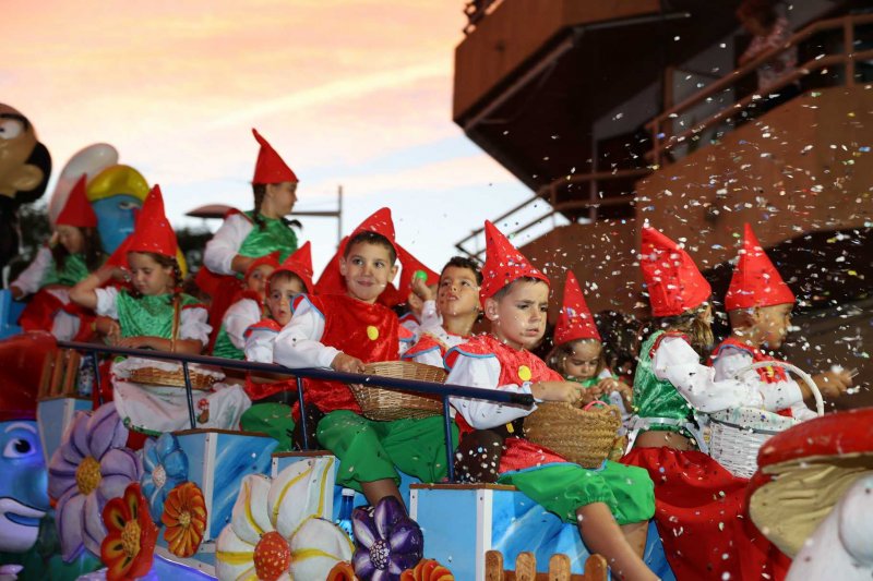 Les carrosses de les festes de Loreto de Xbia tornen amb una gran participaci i molta crtica i ironia