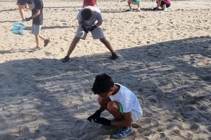La concesionaria del servicio de vigilancia de las playas de Dnia inicia una campaa de concienciacin medioambiental con escolares 