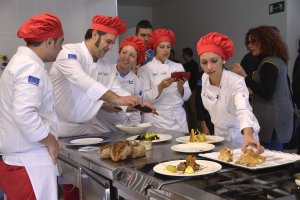 Poble Nou de Benitatxell: El moscatel ecolgico llega al sector de la restauracin e implica a los estudiantes de cocina