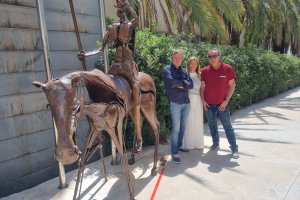 El artista Vctor Candela expone una escultura del Quijote junto a la Biblioteca de Duanes de Xbia