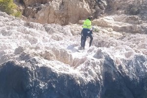 Refuerzan las labores de limpieza en la costa de Xbia con dos operarios