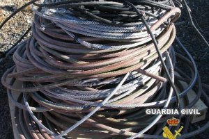Sorprenden a dos personas robando cable en una urbanizacin de Gata