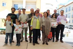 Poble Nou de Benitatxell: Vicente Ferrer guanya el concurs de la fava ms llarga i Jess Mengual la de ms gallons
