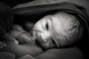 Una tendra imatge presa a pocs minuts del part guanya el Concurs Fotogrfic de Lactncia Materna