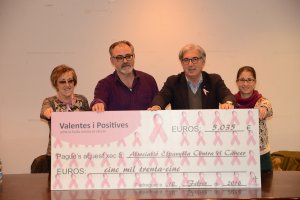 Valentes i Positives entreguen 5.035 euros per a la lluita contra el cncer