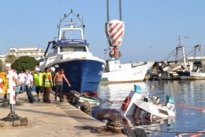 Un remolcador de Baleria se hunde en el puerto de Dnia y provoca un vertido de 1.000 litros de gasoil