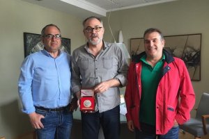 Els Veterans de Futbol de Pedreguer lliuren la medalla d'Or a l'Ajuntament