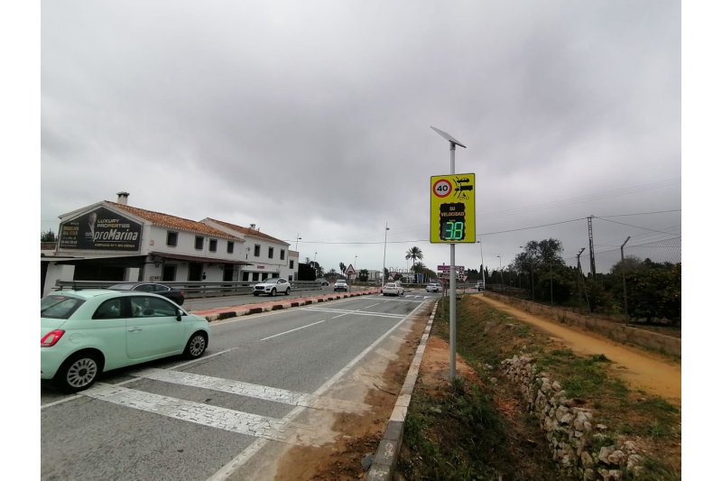 Instalan semforos pedaggicos en los principales accesos al casco urbano de Dnia para intentar reducir la velocidad