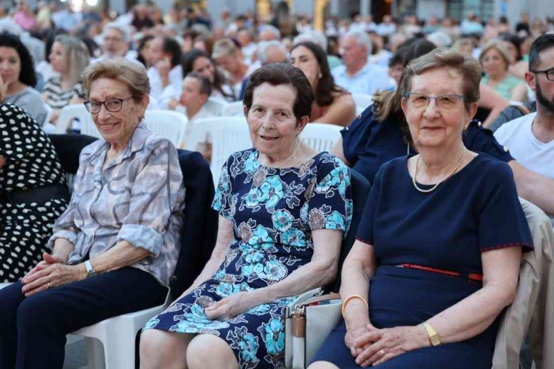 GALERIA DE FOTOS de lacte del 75 aniversari de Fogueres de Xbia: lescenari sompli de regines i crrecs, emocions i vivncies