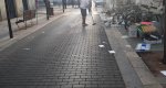 Una mujer lanza sillas y papeles a la calle en Dnia 