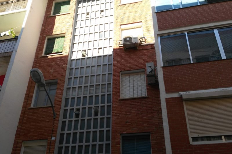 Quitan el precinto al Bloque 1 del Grupo Antonio Catal y caen cascotes en otro edificio