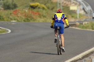 Un ciclista sufre un fuerte golpe en la carretera de Les Planes 