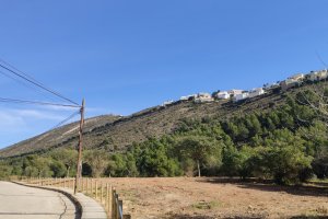 Benitatxell recupera una zona verde degradada por los vertidos incontrolados en la zona de Vall del Portet