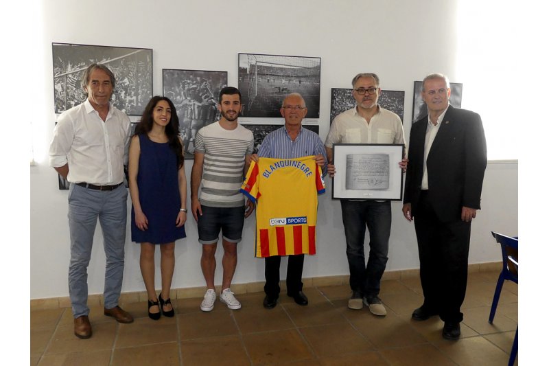 El valencianisme ompli la Casa de Cultura de Pedreguer amb la mostra Blanquinegre