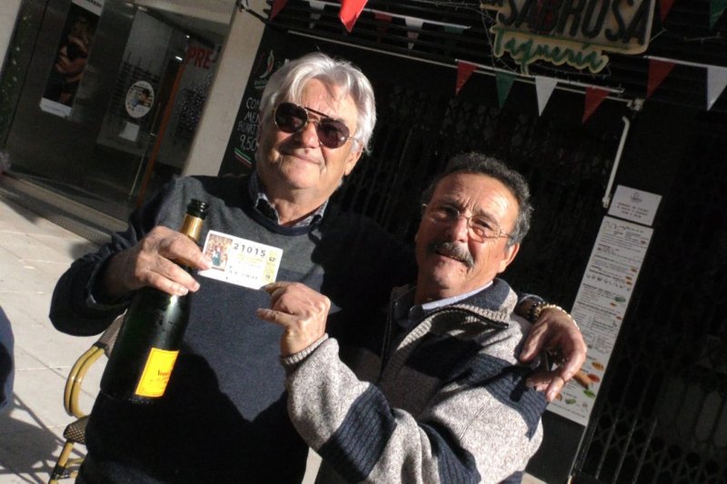 El segundo premio de la Lotera de Navidad deja ms de nueve millones de euros en Pedreguer y cae un cuarto en Moraira 